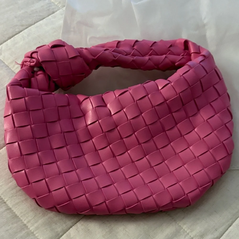 Elegant Pink Woven Shoulder Bag - Picture 3 of 6